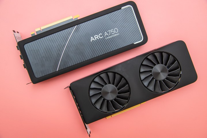 Zwei Intel Arc-Grafikkarten auf rosa Hintergrund.