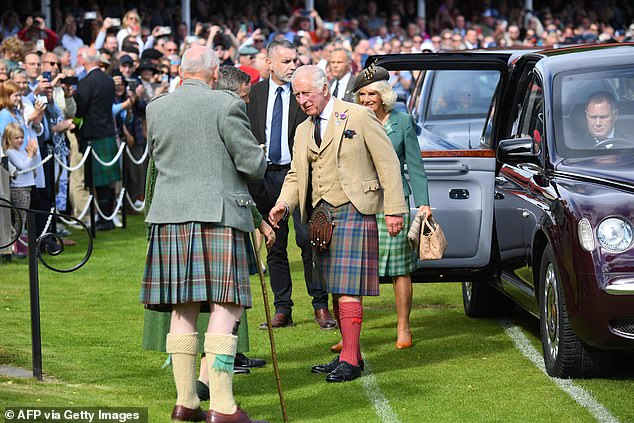 Der britische König Charles III. Und die britische Königin Camilla kommen zur jährlichen Braemar-Versammlung in Braemar, Schottland