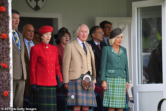 Vizeadmiral Timothy Laurence (links), der britische König Charles III. (Mitte), die britische Königin Camilla (rechts) und die britische Prinzessin Anne, Princess Royal (dritte von links) nehmen am jährlichen Braemar-Treffen in Braemar Teil