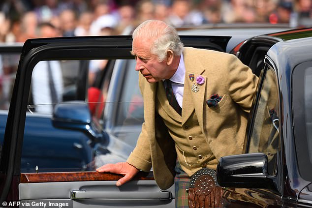 König Karl III. hält ein Auto, als er zum jährlichen Braemar-Treffen in Braemar, Zentralschottland, ankommt