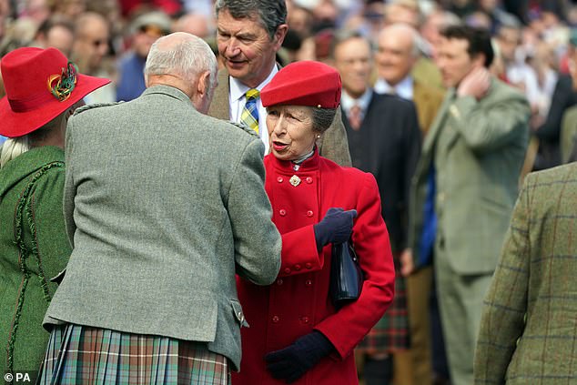 Die Princess Royal und Vizeadmiral Sir Tim Laurence waren ebenfalls bei den Braemar Gathering Highland Games anwesend