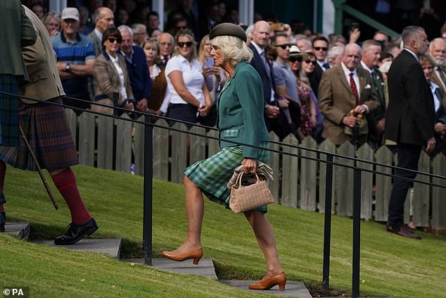 Königin Camilla kommt bei den Braemar Gathering Highland Games an, die nicht weit von der Sommerresidenz der Royals auf dem Balmoral-Anwesen abgehalten werden