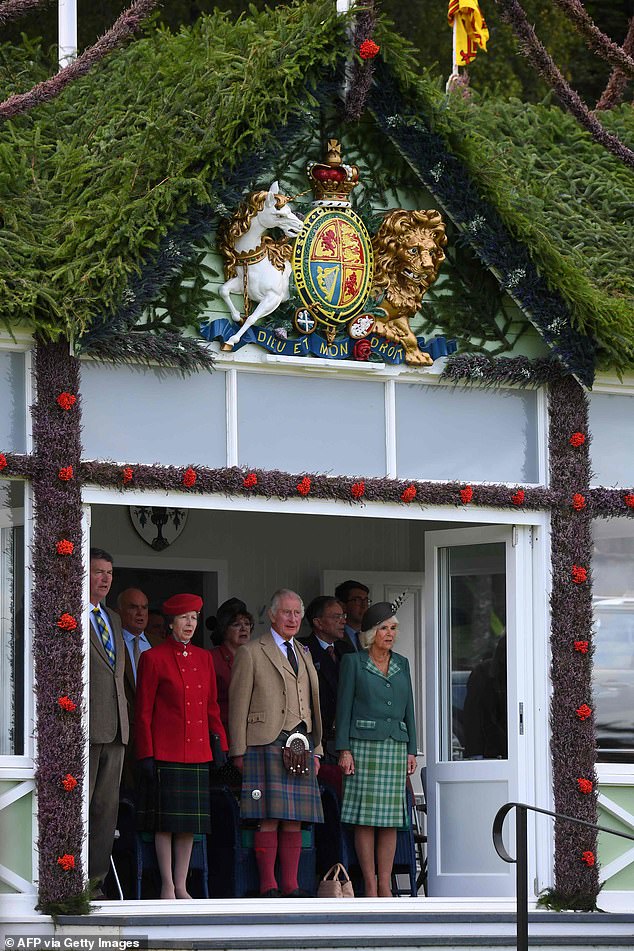 Vizeadmiral Timothy Laurence (L), der britische König Charles III (C), die britische Königin Camilla (R) und die britische Prinzessin Anne, Princess Royal (3L) nehmen am jährlichen Braemar-Treffen in Braemar Teil