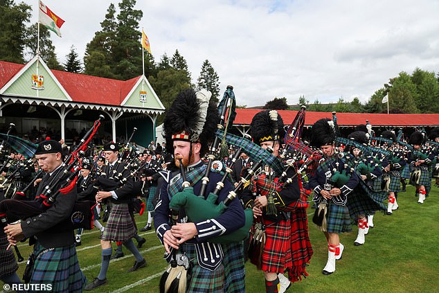 Während des Braemar Royal Highland Gathering im Princess Royal and Duke of Fife Memorial Park in Braemar spielen Menschen Dudelsack