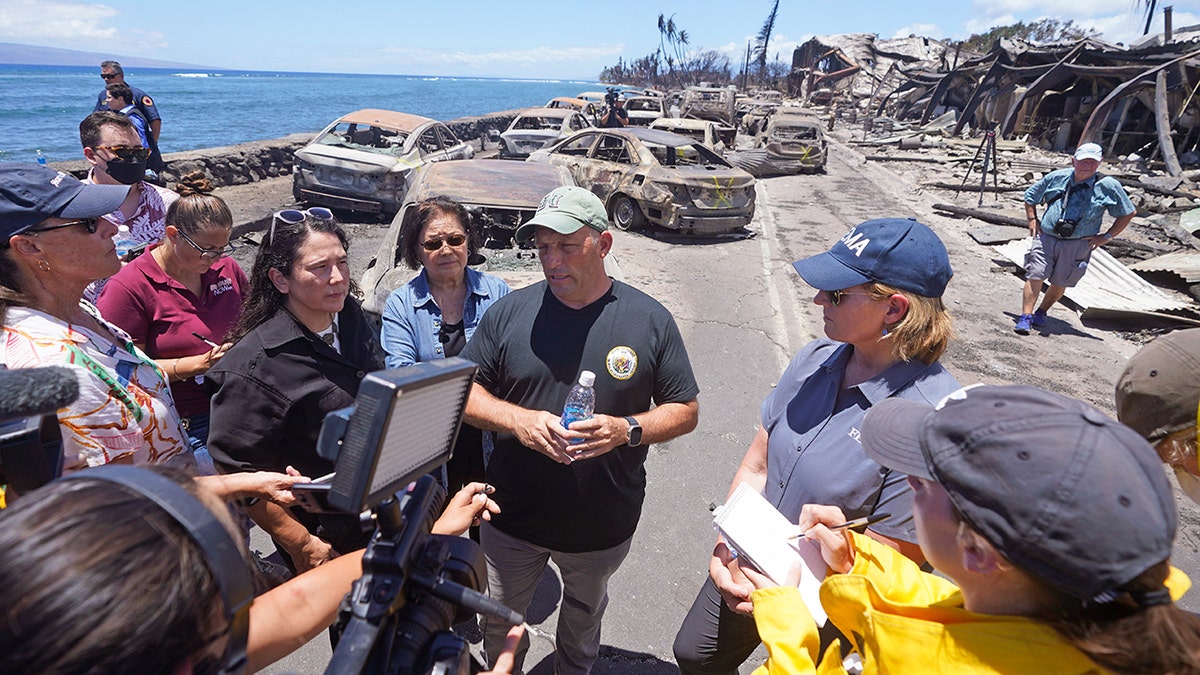 Der demokratische Gouverneur Josh Green spricht nach dem Waldbrand auf Maui mit Reportern