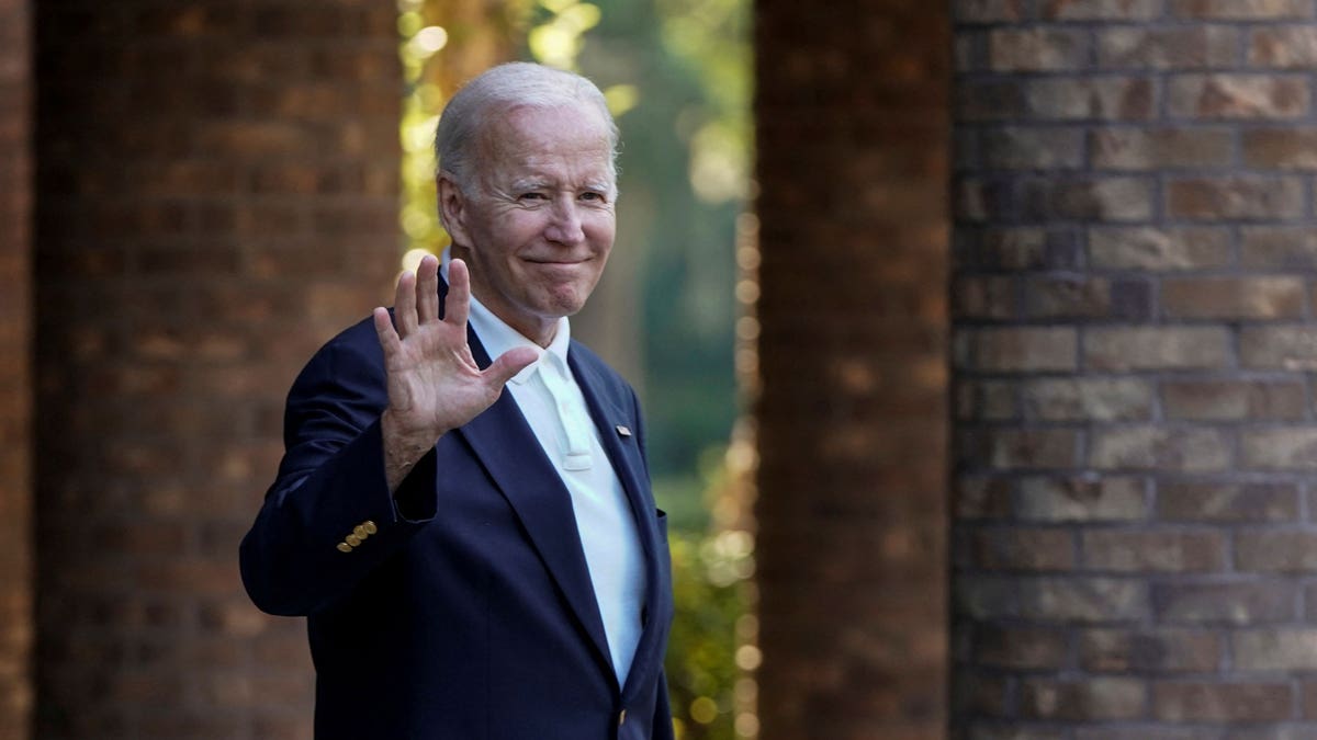 Präsident Joe Biden winkt Fotografen zu