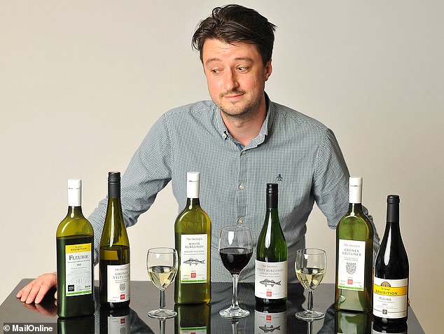 MailOnline erhielt drei verschiedene Weinsorten – jeweils in einer flachen rPET-Flasche und einer herkömmlichen Glasflasche (insgesamt also sechs Flaschen).