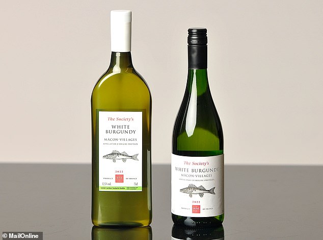 Für jeden Wein verkostete MailOnline den Wein in seiner neuen flachen rPET-Flasche und in seiner traditionelleren runden Glasflasche