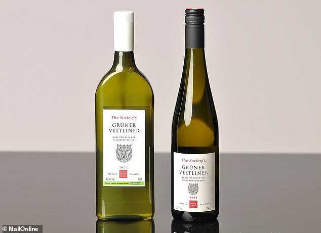 Im Bild der Grüne Veltliner, ein österreichischer trockener Weißwein mit „Pfeffer- und Birnenaromen“ und einem „lebendigen, frischen Geschmack“
