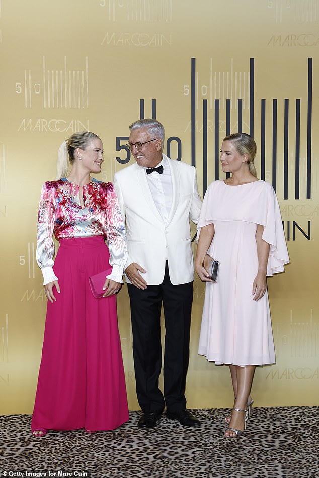 Die Schwestern im Bild mit Helmut Schlotterer während der Marc Cain Fashion Show zur Feier ihres 50-jährigen Jubiläums