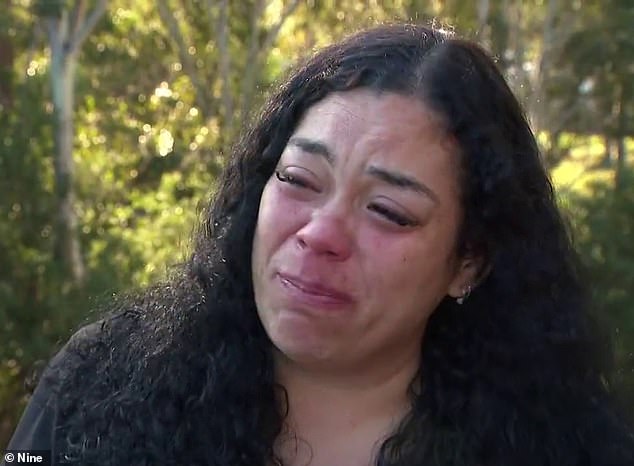 Angelina Kauffman brach in Tränen aus, nachdem sie zum Schauplatz eines schrecklichen Autounfalls zurückgekehrt war, bei dem ihre beiden Kinder in Heckenberg im Südwesten Sydneys ums Leben kamen