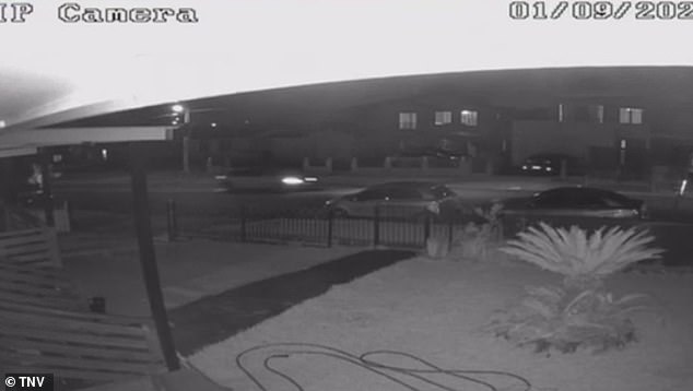 Erschreckende CCTV-Aufnahmen zeigten, wie der Mercedes kurz vor dem schrecklichen Unfall angeblich mit hoher Geschwindigkeit über eine Straße raste