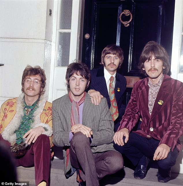 Beatle John Lennon (ganz rechts) soll Uri Geller ein „außerirdisches Objekt“ gegeben haben (Getty)