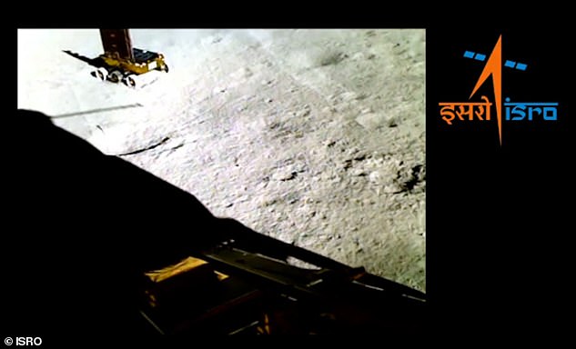 Indiens Raumfahrtbehörde, Indian Space Research Organization oder ISRO, veröffentlichte auf X (Twitter): „Der Rover wurde auf der Suche nach einer sicheren Route gedreht.“