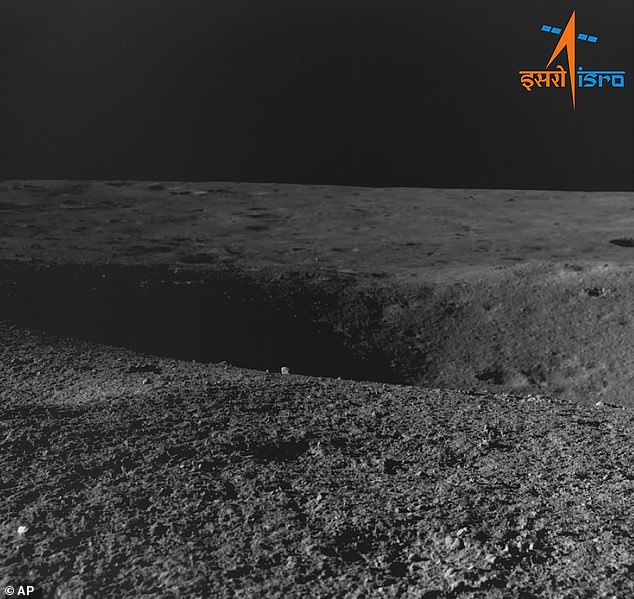 Dieses von der indischen Weltraumforschungsorganisation bereitgestellte Bild zeigt einen Krater, auf den Chandrayaan-3 gestoßen ist, wie er von der Navigationskamera gesehen wird