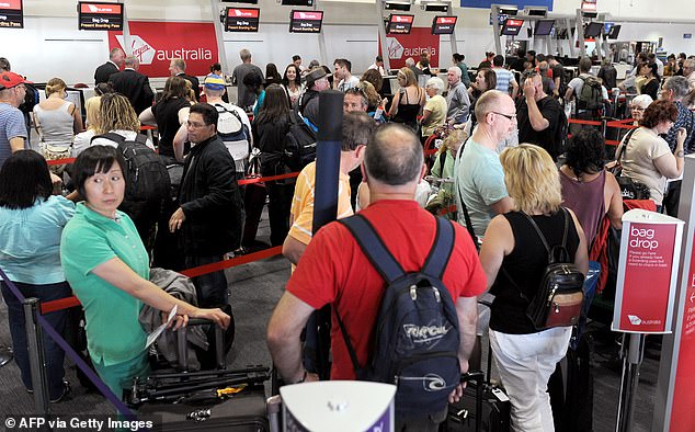 Passagiere stehen bei Virgin Austr Schlange. Die australische Fluggesellschaft Qantas hat im Jahr 2011 aufgrund eines eskalierenden Arbeitskonflikts den drastischen Schritt unternommen, ihre gesamte Flotte auf unbestimmte Zeit am Boden zu lassen
