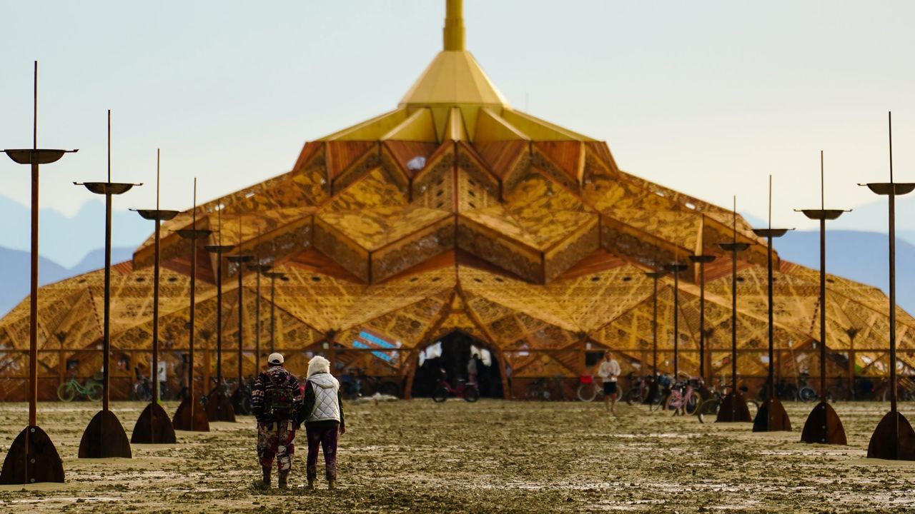 Dawn brachte trübe Erkenntnis in das Lager des Burning Man, wo die Ausgangstore auf unbestimmte Zeit geschlossen bleiben, weil Autofahren praktisch unmöglich ist.