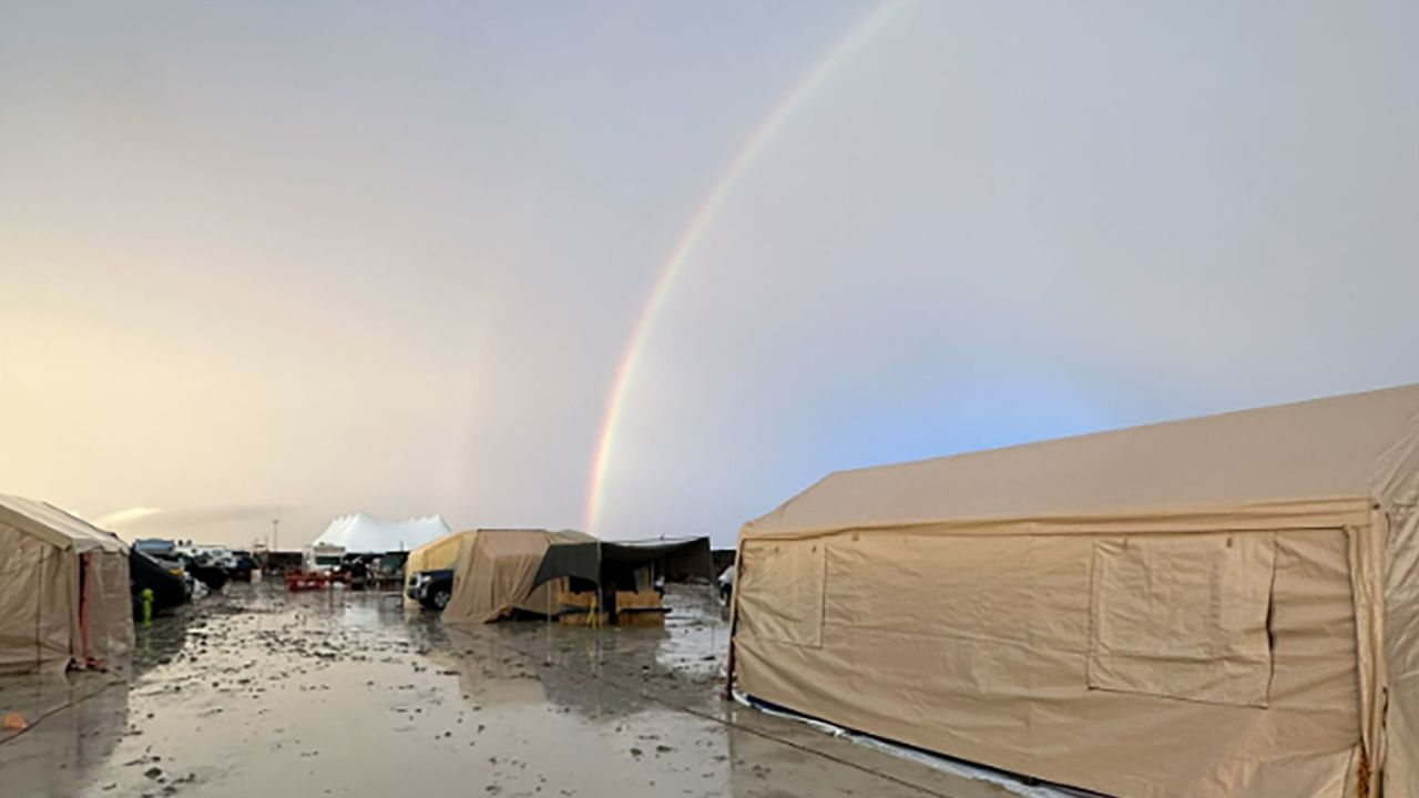 Am 2. September 2023 erscheint ein Regenbogen beim Burning Man in Black Rock Desert, Nevada.