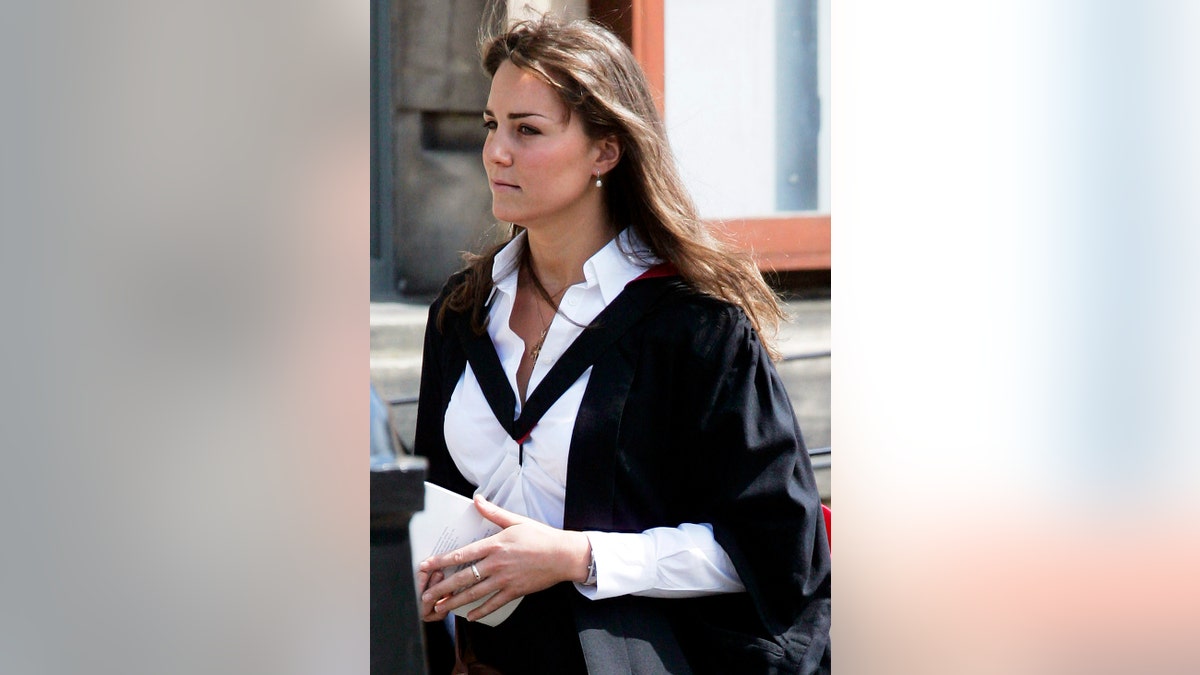 Kate Middleton in einer schwarz-weißen Schuluniform