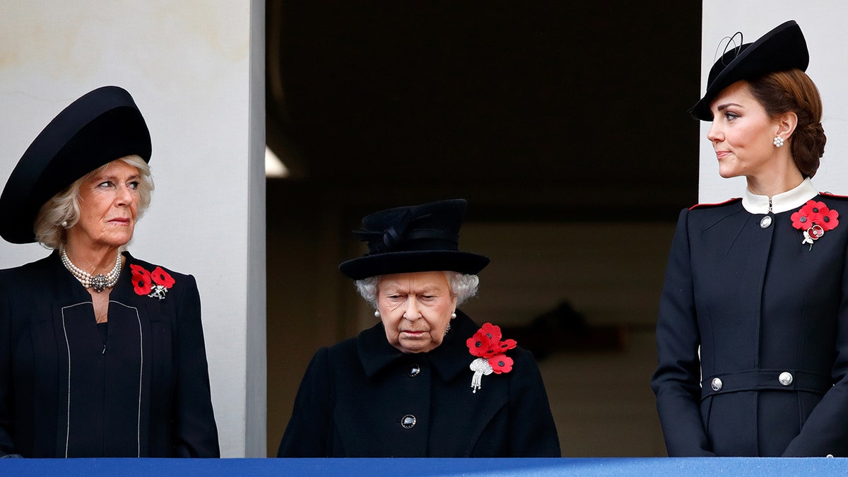Camilla, Queen Elizabeth und Kate Middleton tragen schwarze Anzüge mit roten Mohnblumen