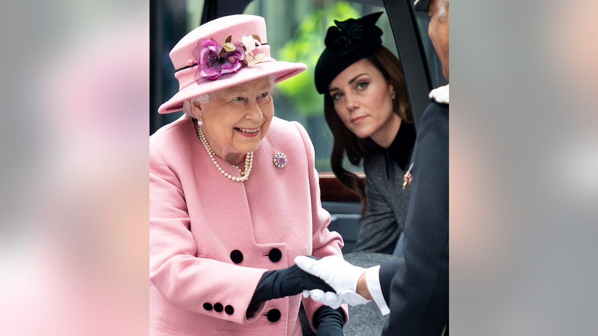 Königin Elizabeth trägt einen rosa Anzug, während Kate Middleton zuschaut