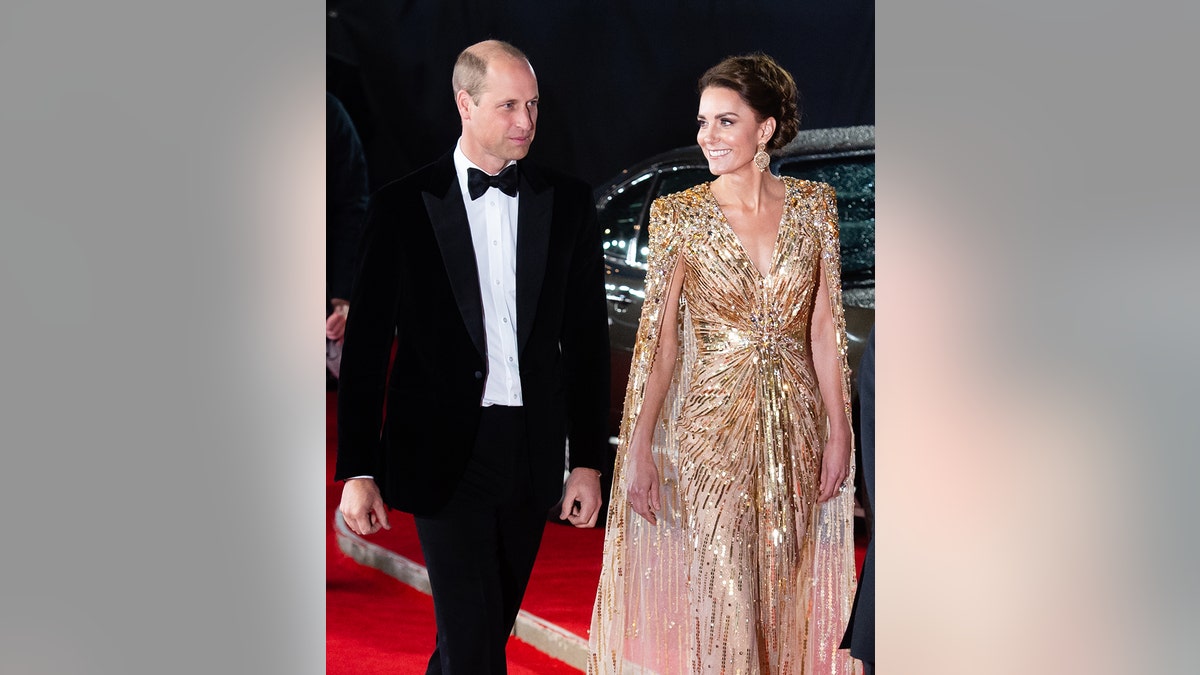 Kate Middleton trägt ein goldglitzerndes Kleid neben Prinz William im Anzug