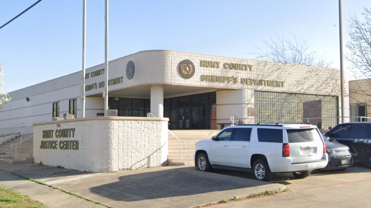 Außenansicht des Büros des Sheriffs von Hunt County