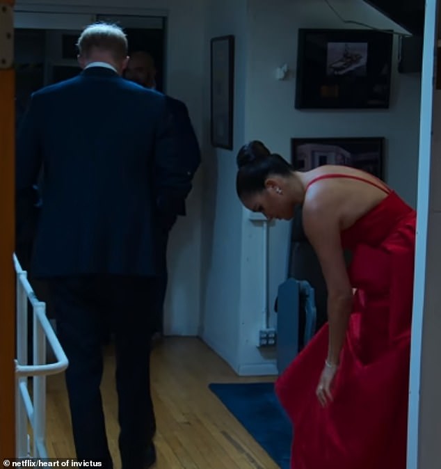 In einer Szene gesteht Prinz Harry seiner Frau, dass er wegen des Gangs über den roten Teppich und der Veranstaltung „nervös“ ist