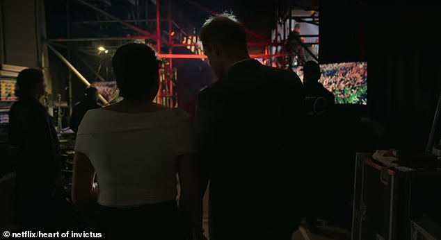 Ein weiterer Ausschnitt zeigt das Paar, wie es bei den Spielen die Bühne betritt, wobei Meghan sagt, es „sieht unglaublich aus“