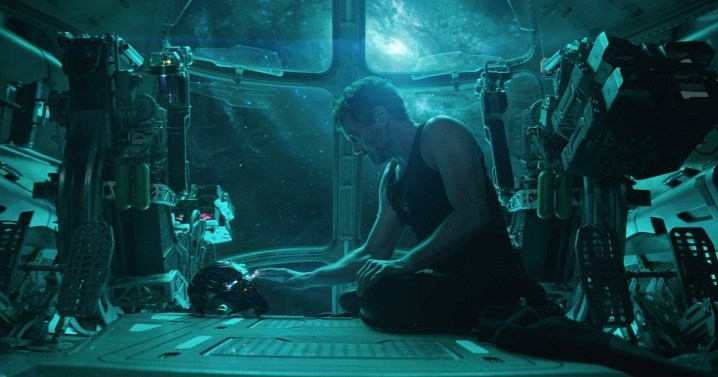 Tony Star schaut in Avengers: Endgame auf seinen Helm.