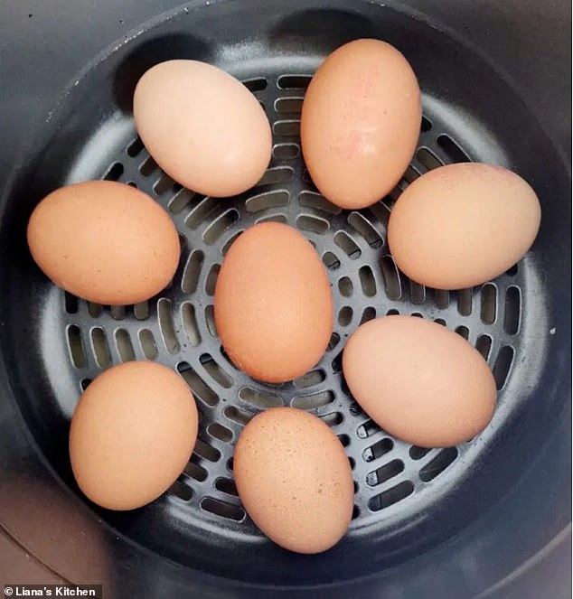 Im Gespräch mit MailOnline erklärte Liana Green, eine Bloggerin, die unzählige Anleitungen für Heißluftfritteusen geschrieben hat, wie man in der Heißluftfritteuse die perfekten hartgekochten Eier zubereitet