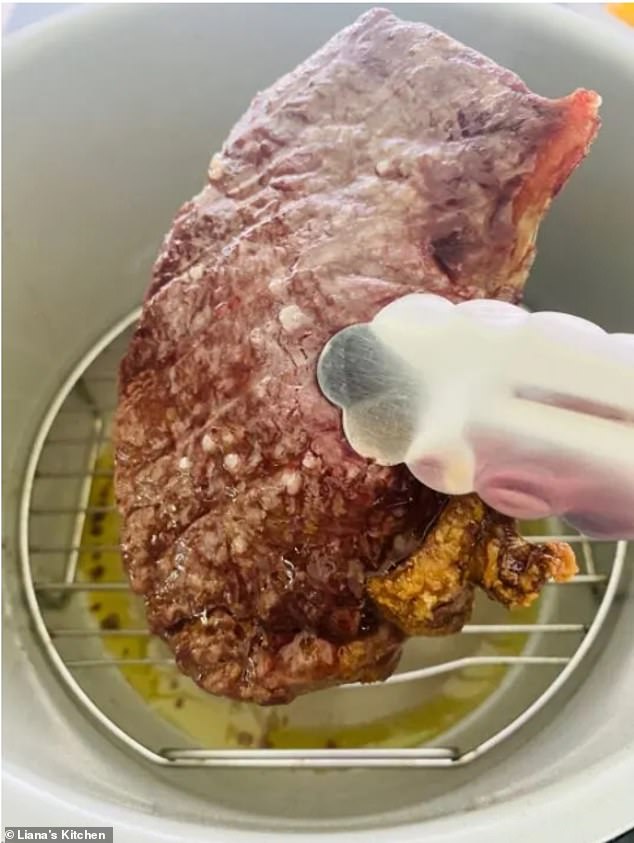 Wie lange Sie Ihr Steak an der Luft braten, hängt sowohl vom Schnitt als auch davon ab, wie gut es Ihnen schmeckt