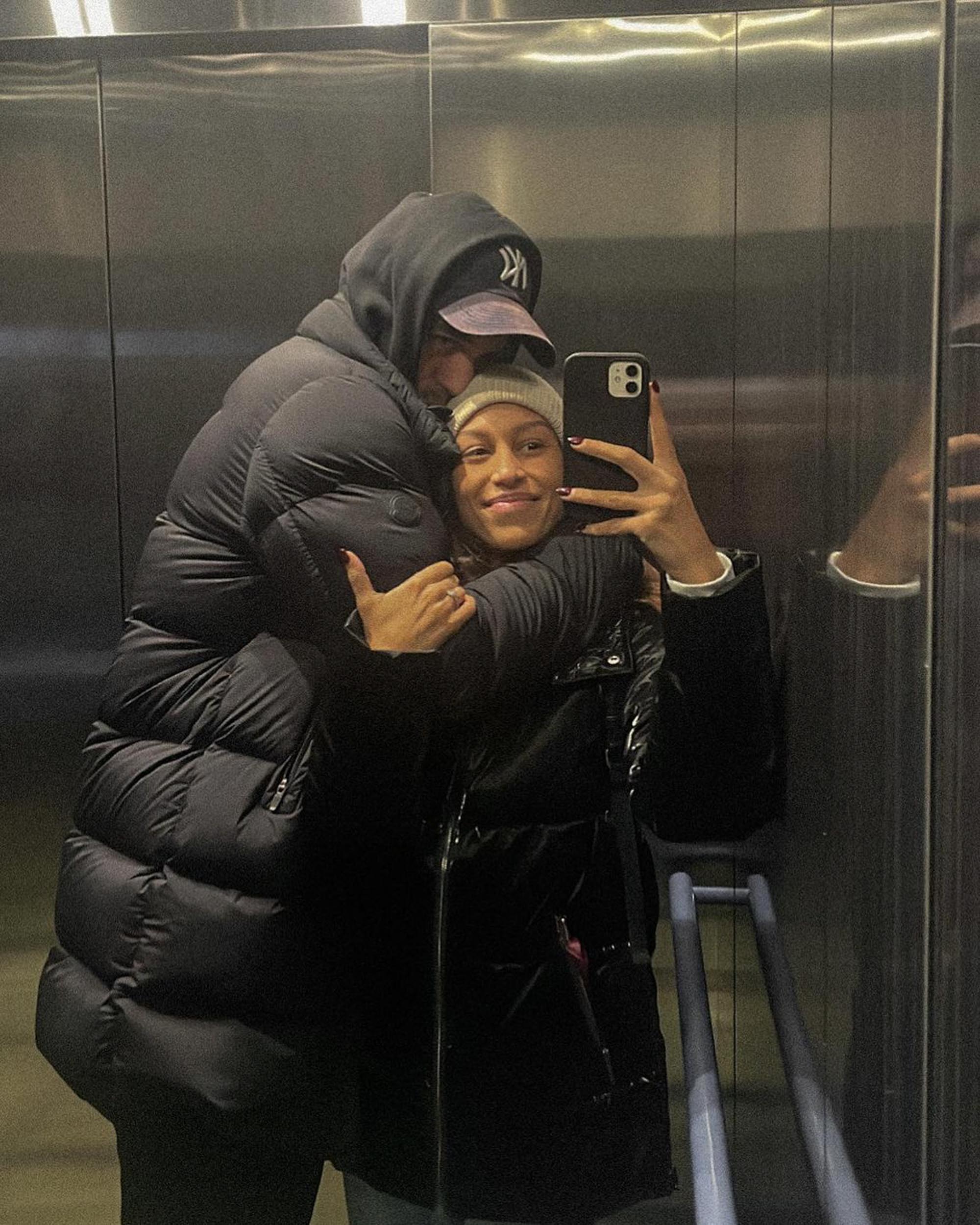 Serena Pitt und Joe Amabile in einem Aufzug.