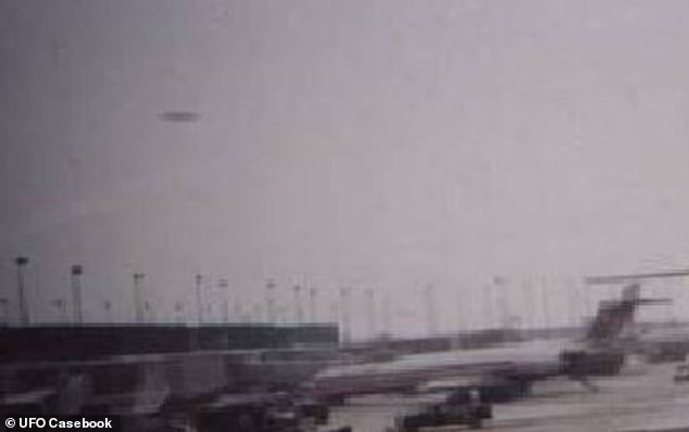 Am 7. November 2006 gegen 16:14 Uhr entdeckte ein Vorfeldmitarbeiter am O'Hare International Airport in Chicago ein metallisches, untertassenförmiges Fluggerät, das am Himmel schwebte.  Im Bild: Ein Bild des UFOs, das vermutlich mit dem Telefon eines Flughafenmitarbeiters aufgenommen wurde