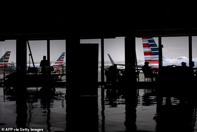 Flugzeuge der American Airlines, die 2020 als Passagiere am O'Hare International Airport warten