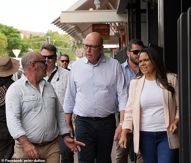 Oppositionsführer Peter Dutton (Bild Mitte mit Jacinta Nampijinpa Price) hat gesagt, er werde ein weiteres Referendum abhalten, um die australischen Ureinwohner in der Verfassung anzuerkennen, aber die Stimme wegzulassen