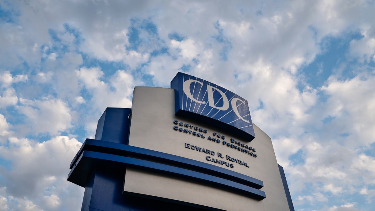 Schilder stehen vor dem Hauptsitz des Centers for Disease Control and Prevention (CDC).