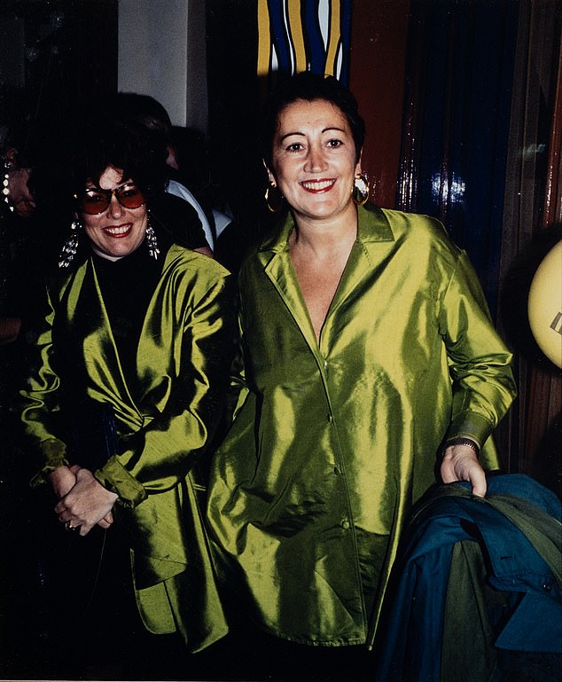 Lynne mit ihrer Freundin Ruby Wax, die engagiert wurde, um auf den Partys, die sie bei Harvey Nichols veranstaltete, witzige Reden zu halten