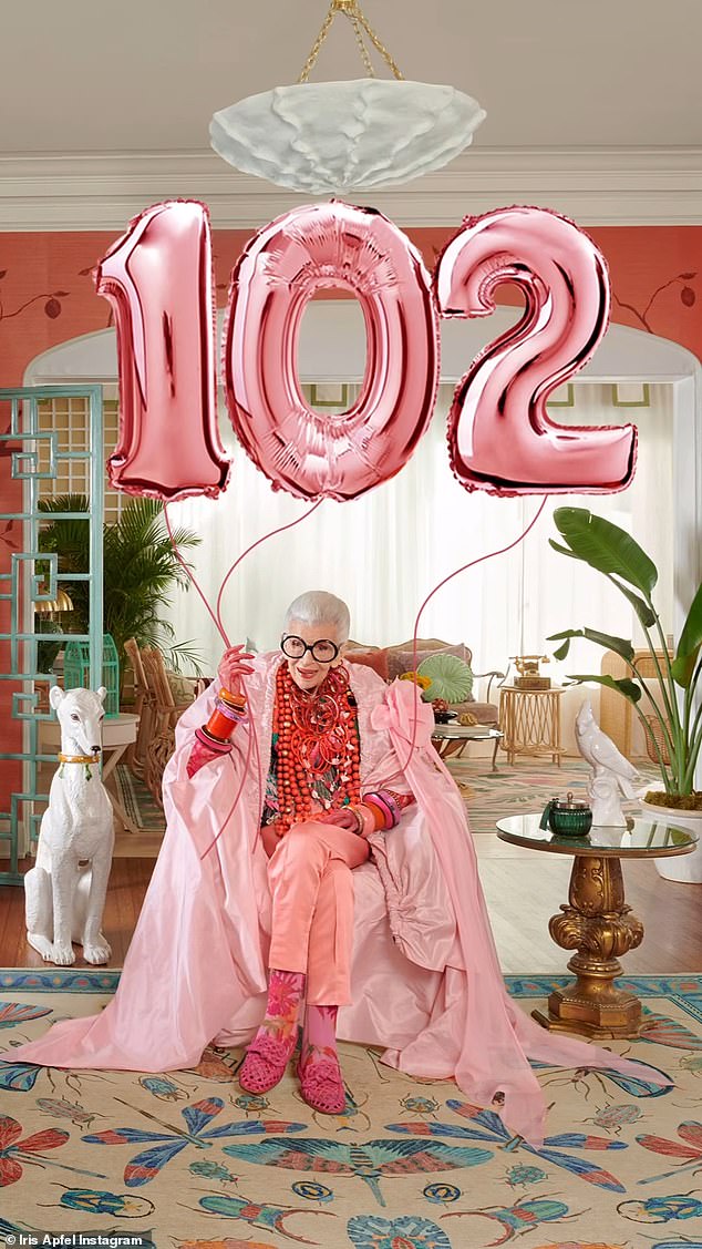 Kultig: Carol trug einen Badeanzug aus der Iris Apfel x for H&M 100-Reihe.  Die legendäre Modeikone Iris feierte diesen Monat ihren 102. Geburtstag