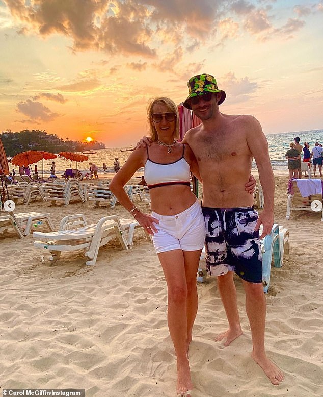 Süßes Paar: Carol hat im März einen weiteren atemberaubenden Bikini-Schnappschuss geteilt, als sie ihren 63. Geburtstag mit Ehemann Mark Cassidy, 40, an einem Strand in Phuket feierte