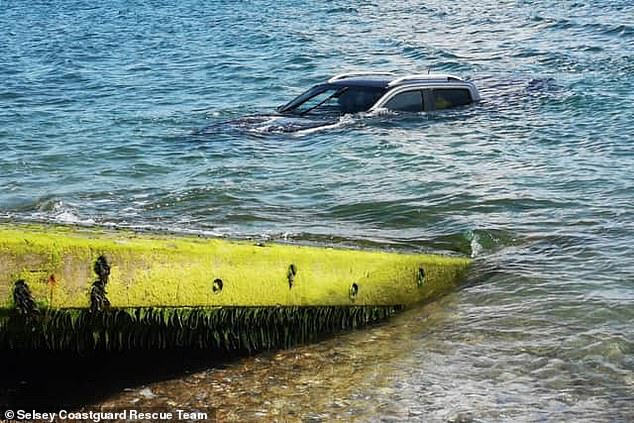 Ein Auto tauchte in Selsey, West Sussex, ins Wasser, nachdem es am Strand abgestellt worden war