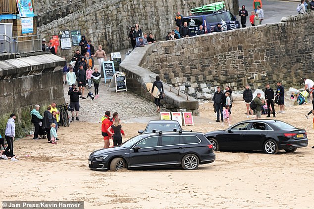 Drei Autos wurden in Newquay, Cornwall, von „idiotischen“ Touristen gestrandet, die am Strand geparkt hatten