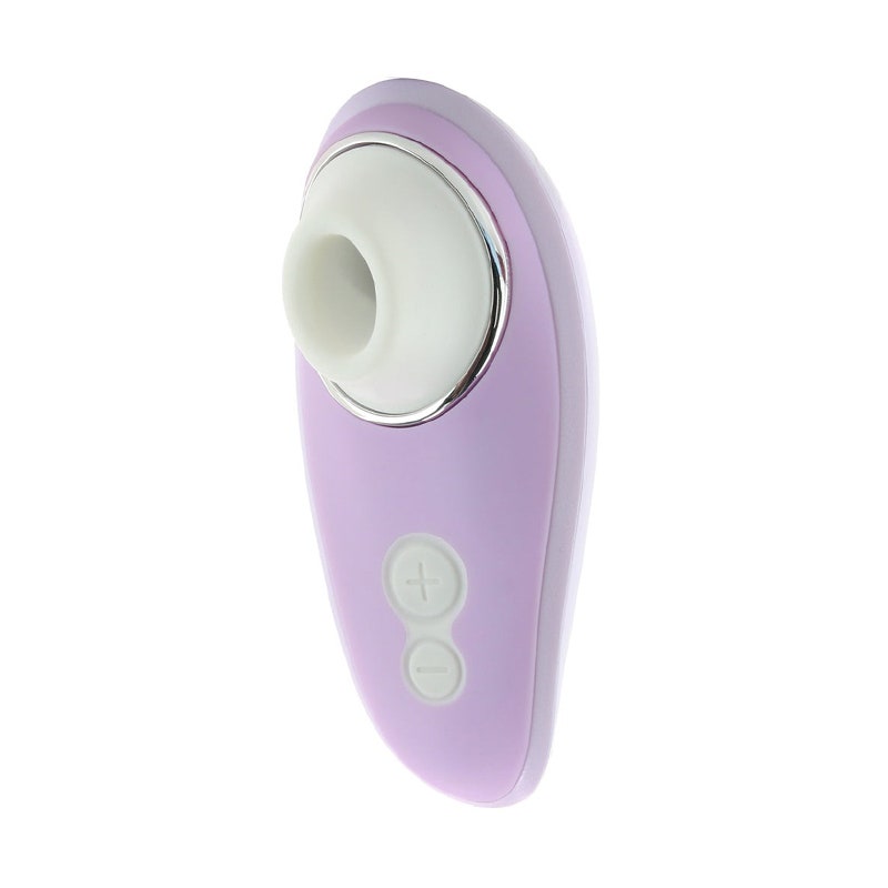 Der lavendelfarbene Womanizer Liberty Klitorisstimulator auf weißem Hintergrund