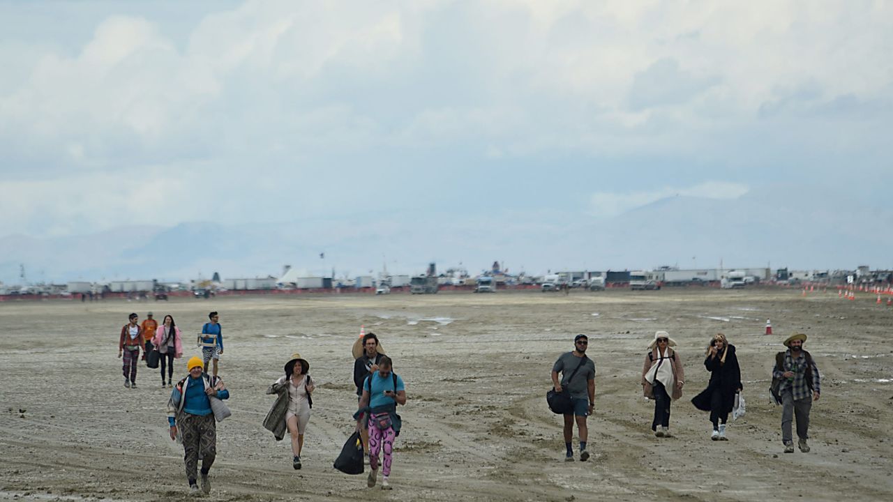 Menschen verlassen am Sonntag den Strand in der Nähe der Burning Man-Stätte in der Black Rock Desert im Norden Nevadas. 