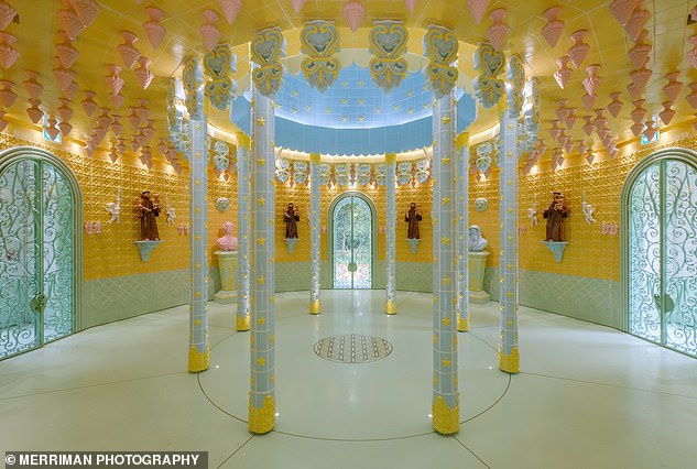 Das Innere beherbergt goldene Wände, pastellblaue Säulen und rosa Speere, die wie Schokoladentropfen von der Decke baumeln