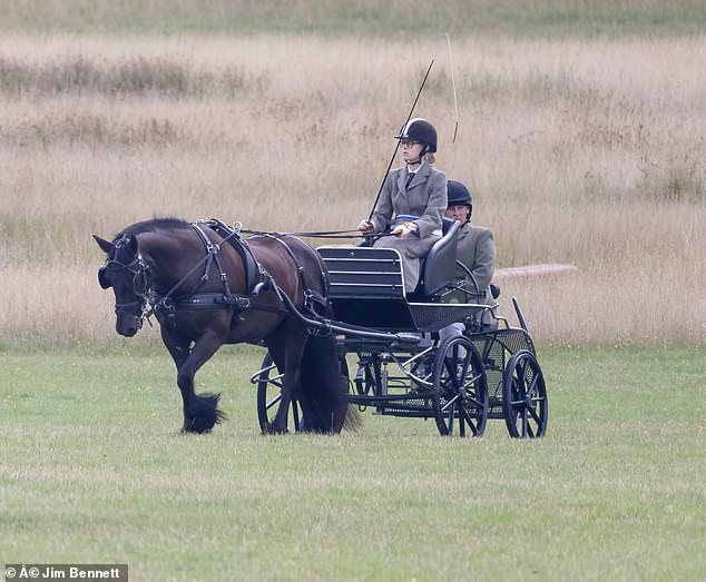 Die Tochter von Prinz Edward ist wie ihr verstorbener Großvater eine begeisterte Reiterin und hat das ganze Jahr über an Kutschenwettbewerben teilgenommen
