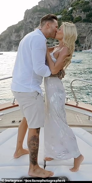 Romantisch: Der 31-jährige Reality-Star kniete nieder und stellte die Frage auf einer luxuriösen Privatyacht in Italien, vor der malerischen Amalfiküste im Hintergrund