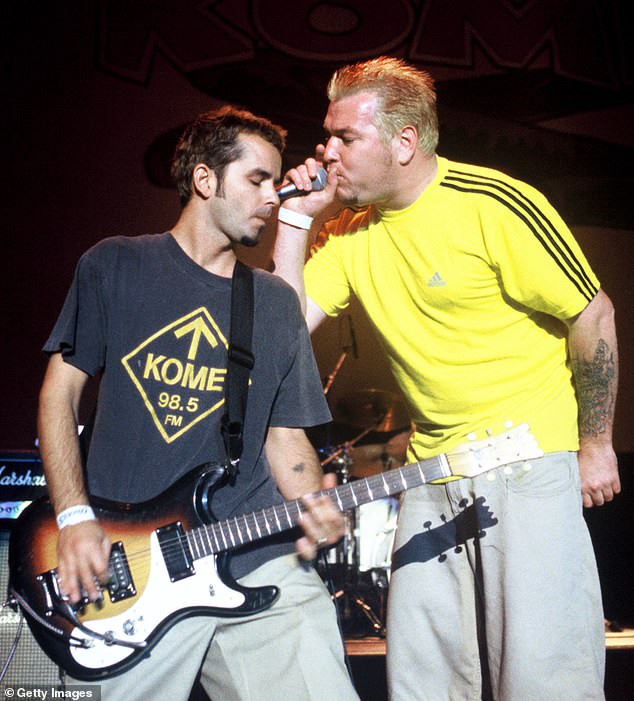 Mit Harwell am Mikrofon verkauften Smash Mouth weltweit über 10 Millionen Alben.  Er ist bei einem Auftritt in Kalifornien mit seinem Bandkollegen Greg Camp im September 1997 zu sehen