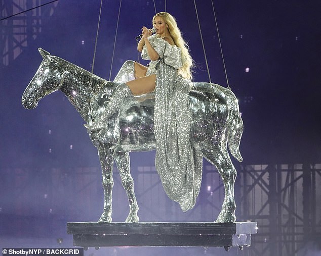 Während des Auftritts am Freitag bestieg Beyoncé ein funkelndes silbernes Pferd, das in die Luft gehoben wurde