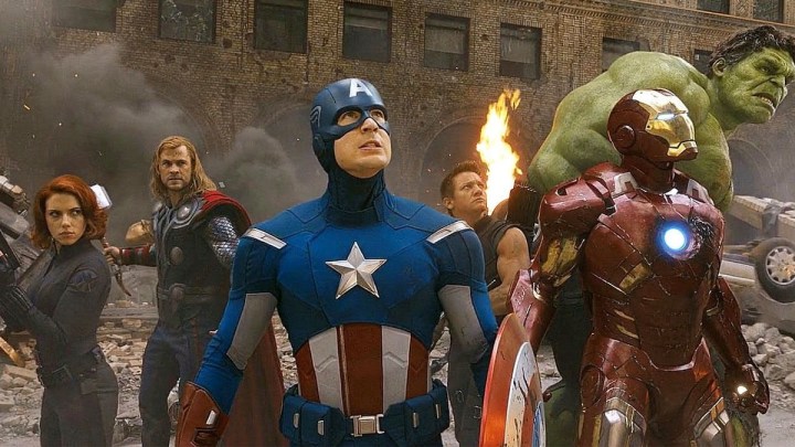 Die Avengers versammeln sich in „The Avengers“ aus dem Jahr 2012 auf einer heruntergekommenen Straße.